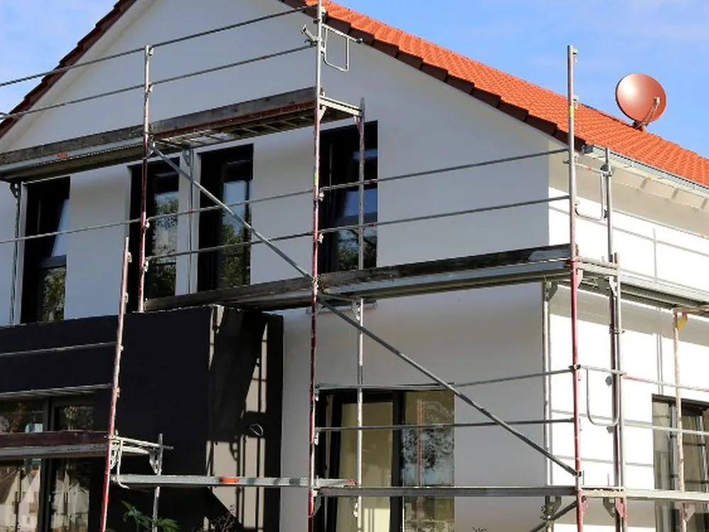 Andamio montado en la fachada de una vivienda durante una obra de rehabilitación
